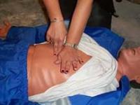 Picture od person doing CPR